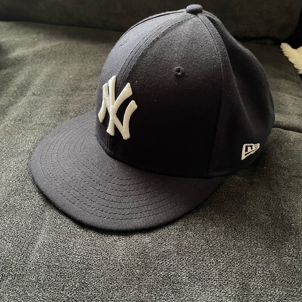 New Era Navy Yankees hat— 7 1/8 size